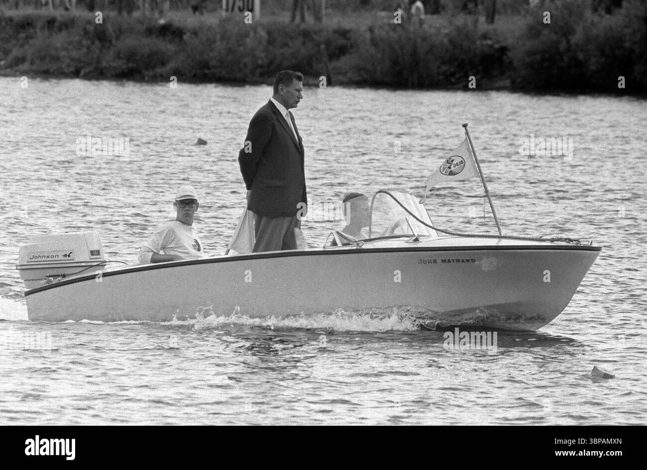 Sessant'anni, sport, canottaggio, Regata Internazionale di canottaggio 1966 a Duisburg-Wedau, 19.06.1966, giudice in motoscafo, Duisburg, Reno, regione della Ruhr, Renania settentrionale-Vestfalia, NRW, Germania Foto Stock