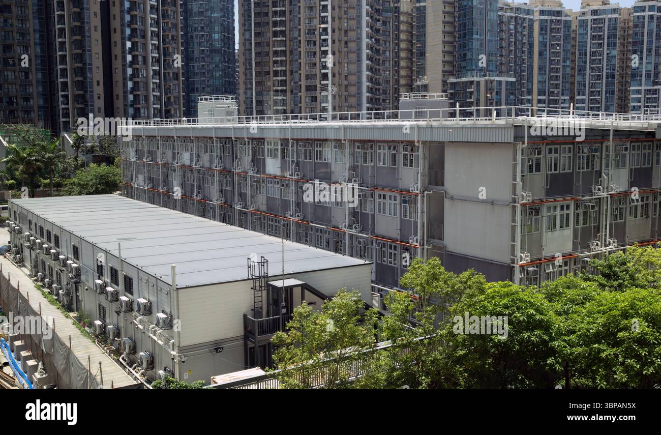 Hong Kong - 7 giugno 2025: Uno dei progetti abitativi di transizione o casa pubblica temporanea a Hong Kong, situato a Tseung Kwan o Foto Stock