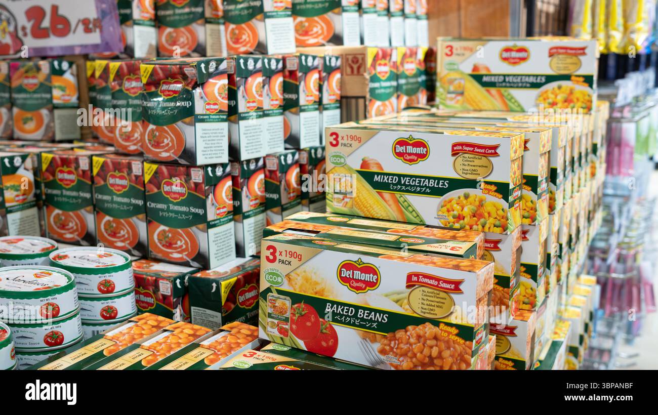 Hong Kong - giugno 28 2025: Le lattine di del monte in supermercato . È una società americana di produzione e distribuzione di alimenti Foto Stock