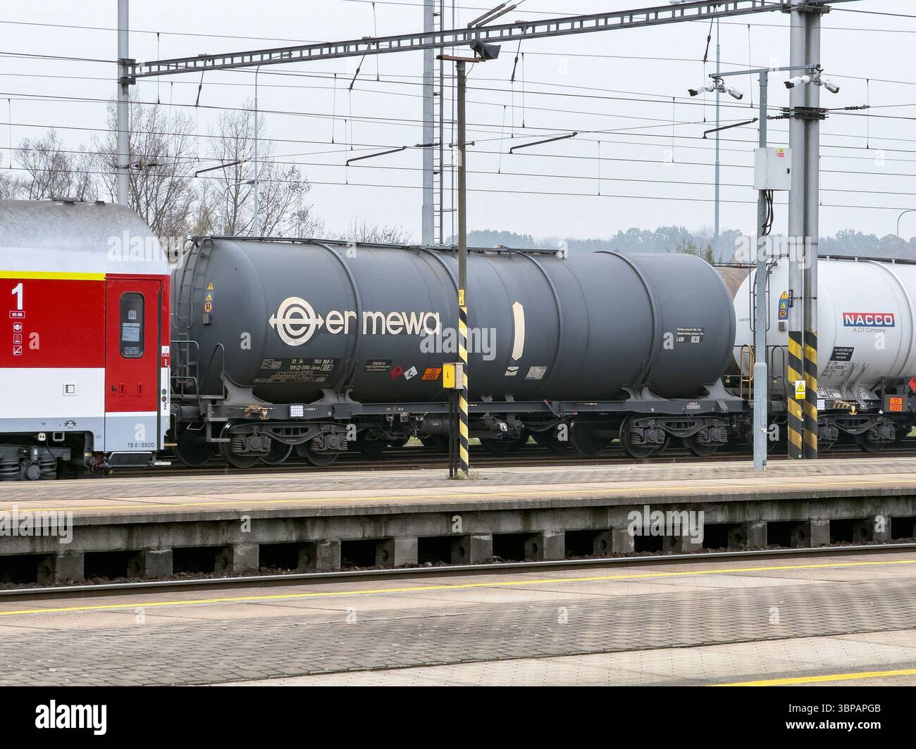 Ostrava, Cechia - 9 novembre 2024: Vagoni ferroviari cisterna di Ermewa parcheggiati su ferrovia Foto Stock