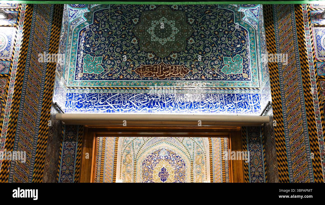 Vivaci motivi piastrellati e un'elegante calligrafia mostrano l'arte che si trova in un sito religioso a Karbala, Iraq, che riflette il patrimonio culturale. Foto Stock