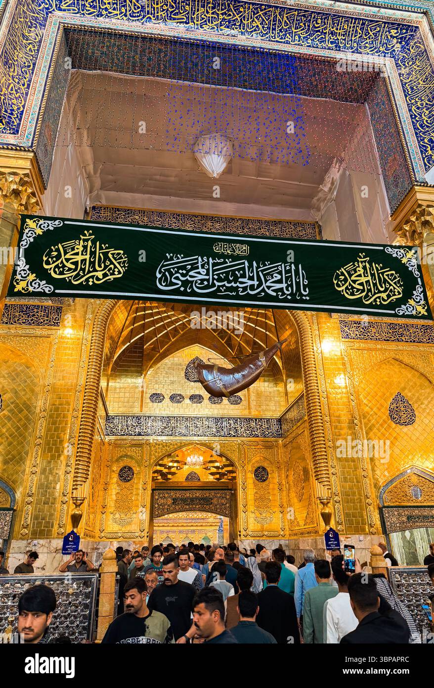 Folle di persone si riuniscono al santuario dell'Imam Hussain di Karbala, Iraq, partecipando alle solenni attività di commemorazione di Ashura. Foto Stock