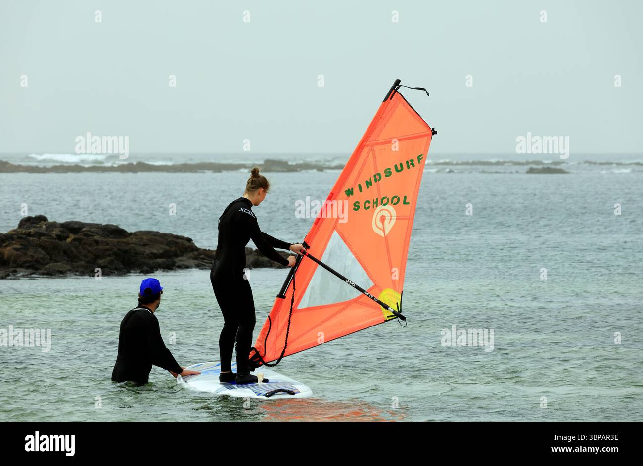 Lezione di windsurf a El Cotillo, Fuerteventura, Isole Canarie, Spagna, Europa, UE . Preso il 2025 Foto Stock