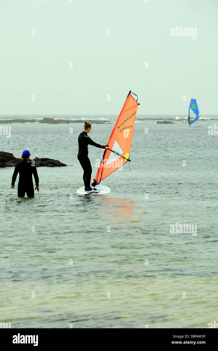Lezione di windsurf a El Cotillo, Fuerteventura, Isole Canarie, Spagna, Europa, UE . Preso il 2025 Foto Stock