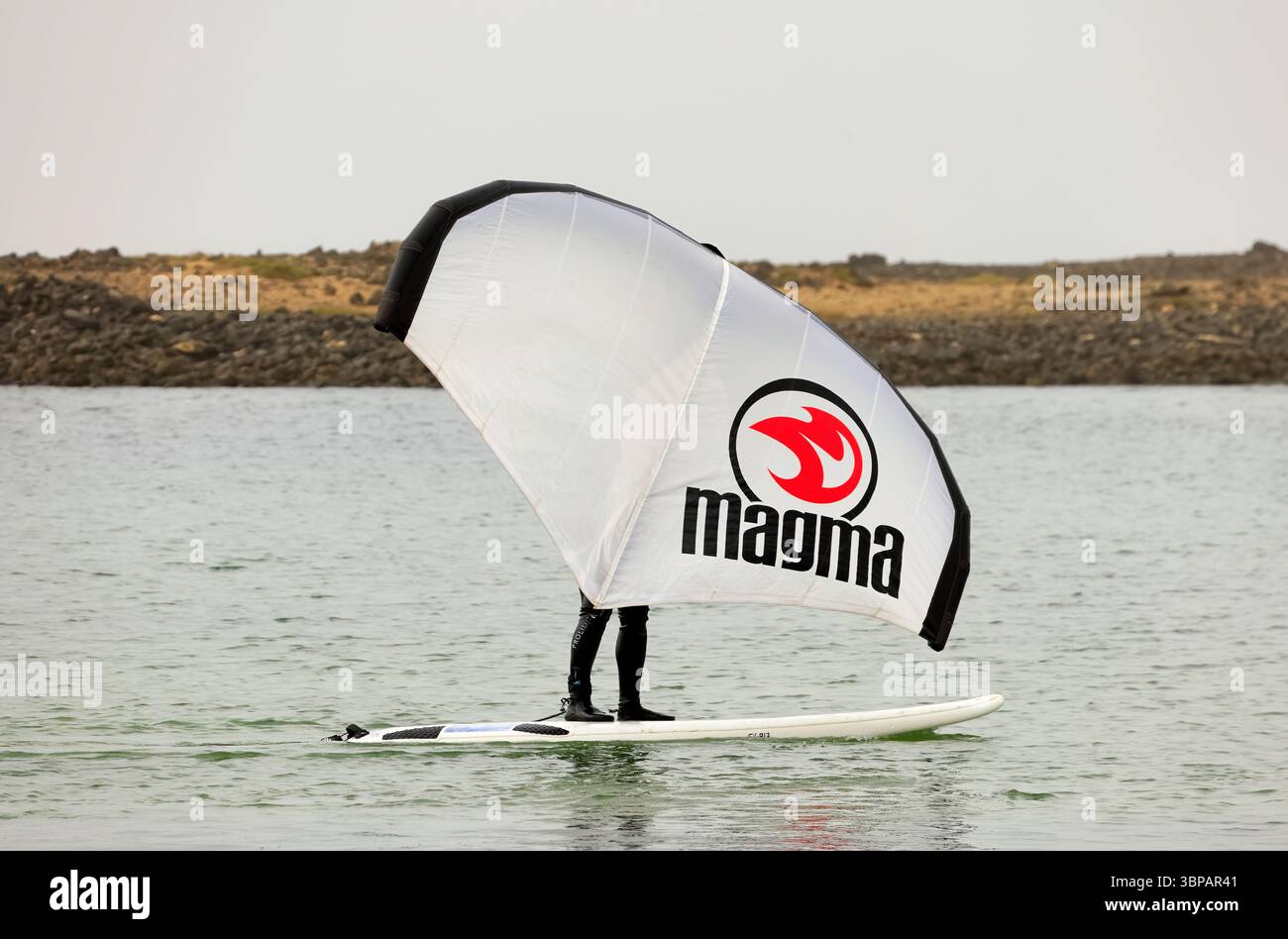 Lezione di windsurf a El Cotillo, Fuerteventura, Isole Canarie, Spagna, Europa, UE . Preso il 2025 Foto Stock