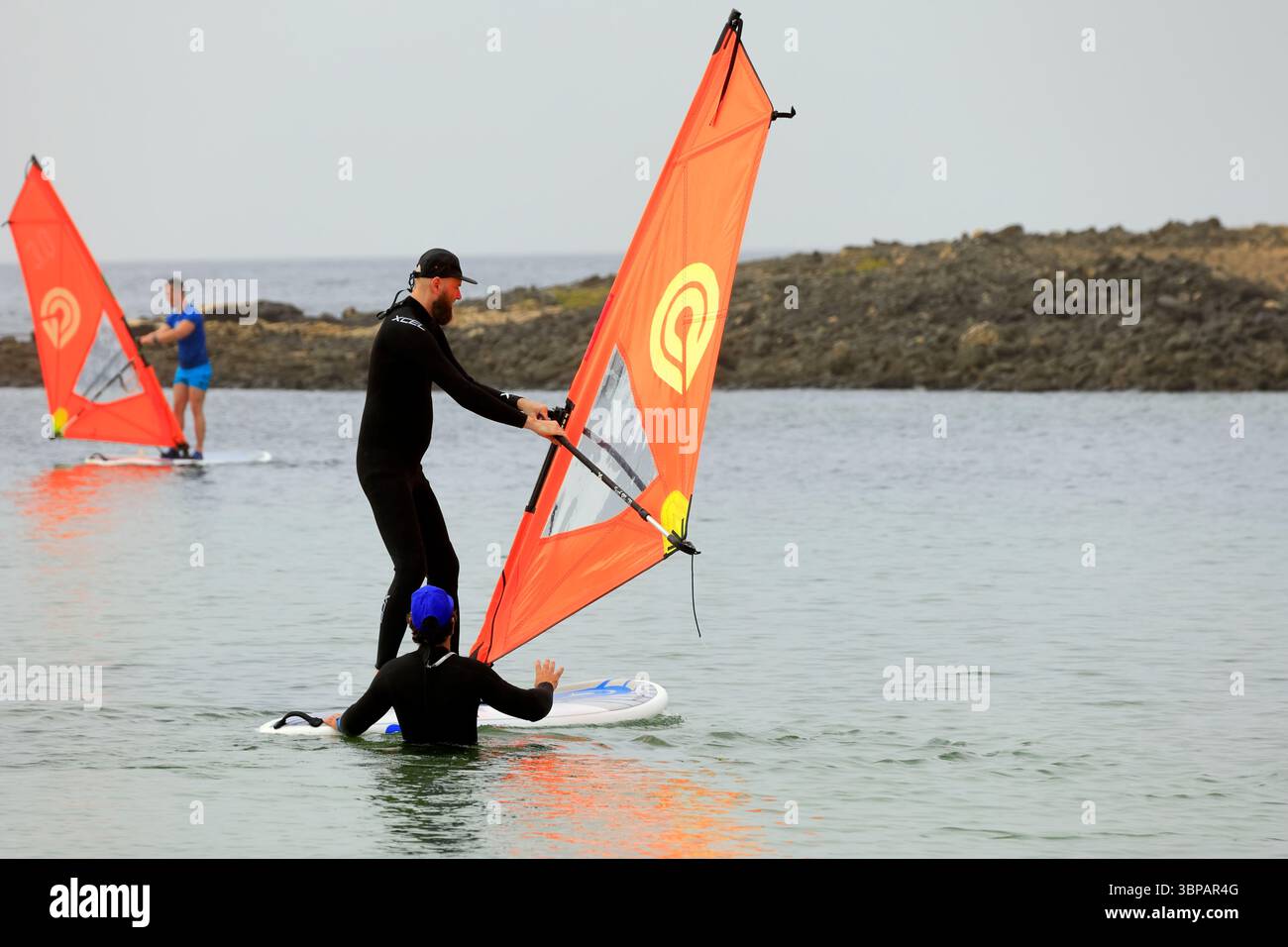 Lezione di windsurf a El Cotillo, Fuerteventura, Isole Canarie, Spagna, Europa, UE . Preso il 2025 Foto Stock