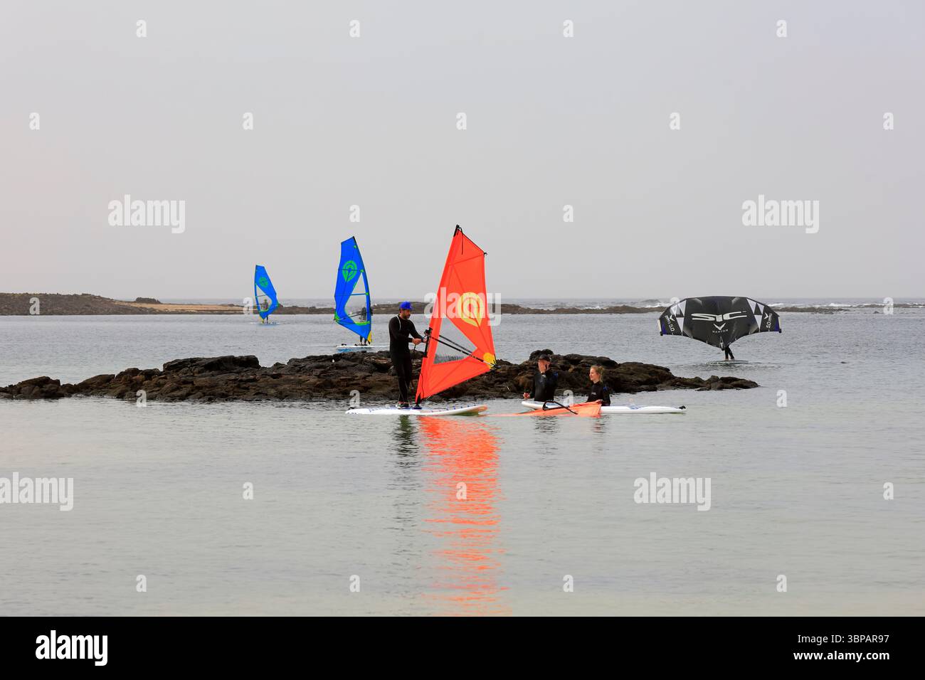 Lezione di windsurf a El Cotillo, Fuerteventura, Isole Canarie, Spagna, Europa, UE . Preso il 2025 Foto Stock