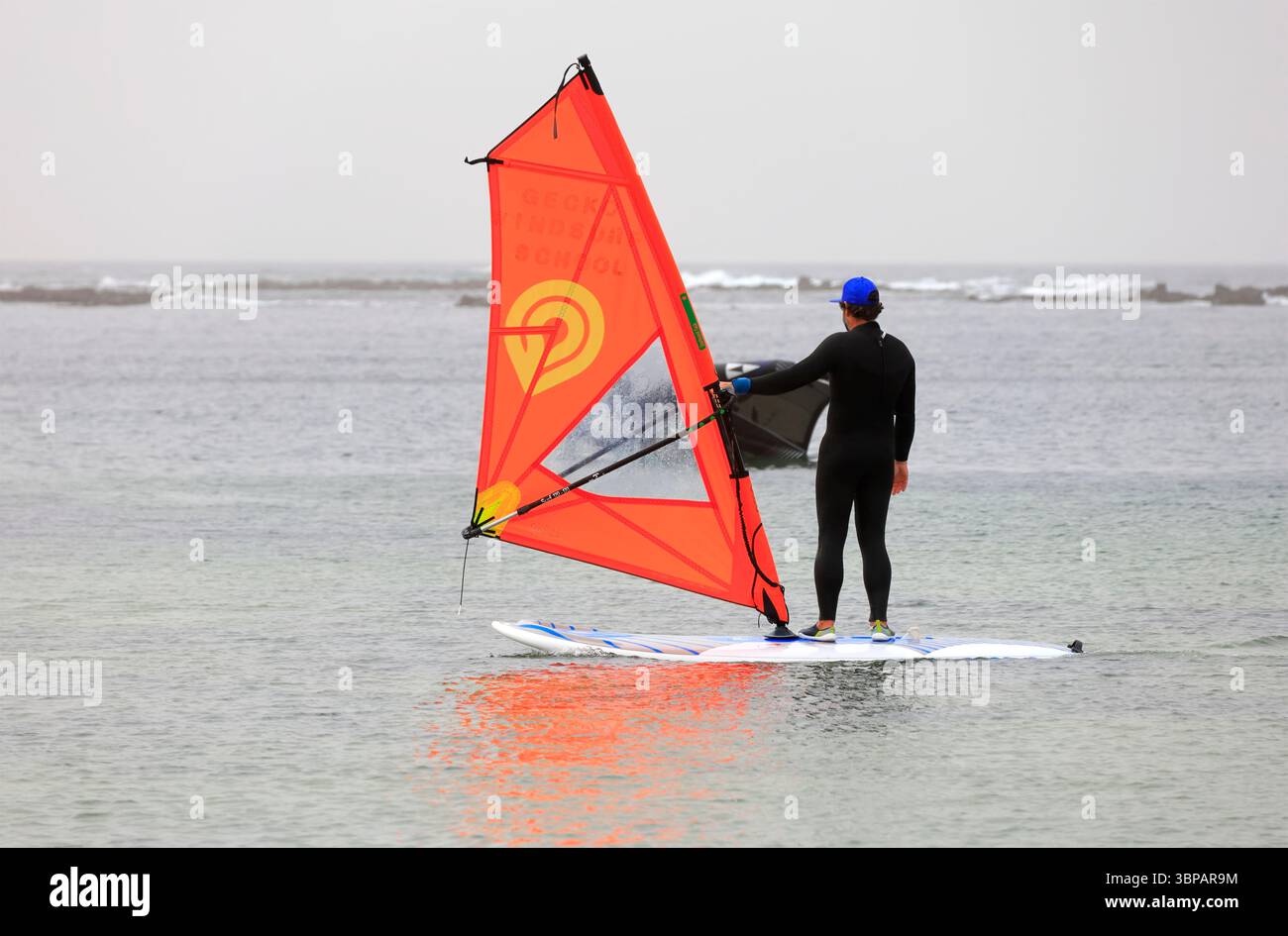 Lezione di windsurf a El Cotillo, Fuerteventura, Isole Canarie, Spagna, Europa, UE . Preso il 2025 Foto Stock