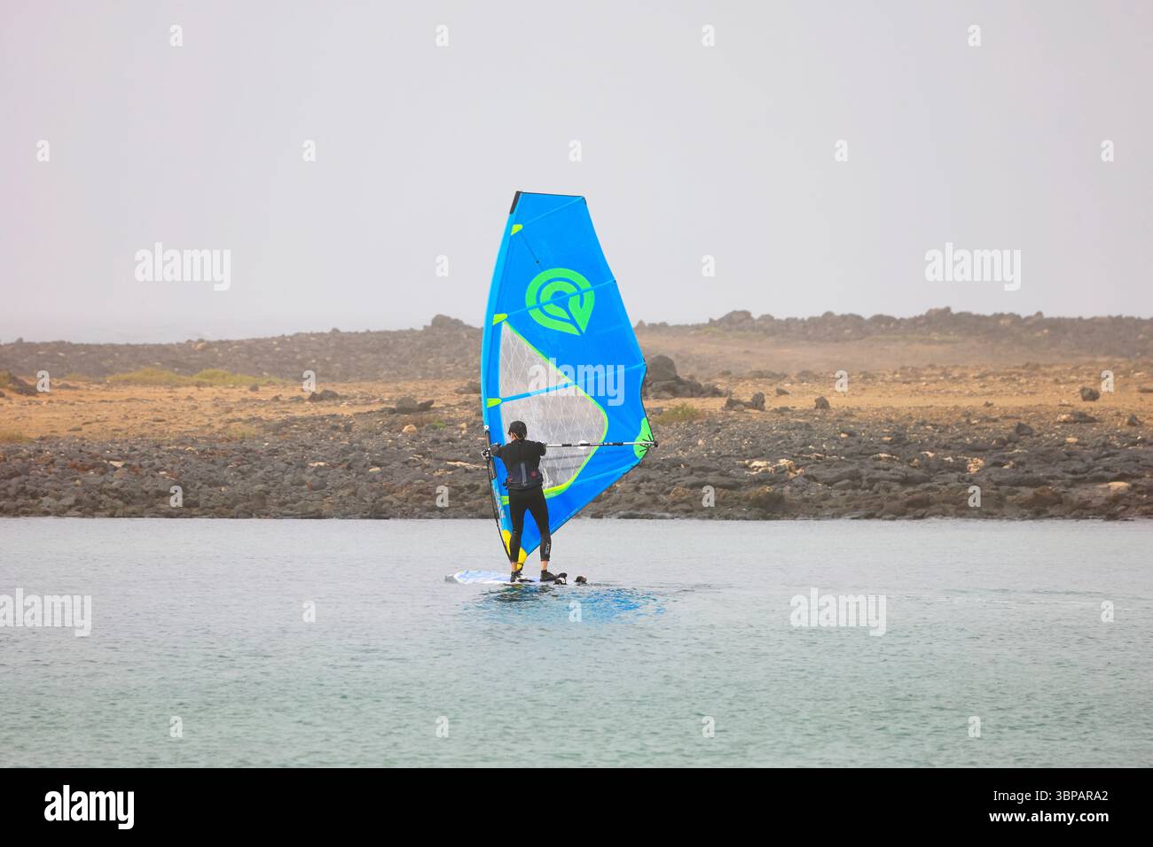 Lezione di windsurf a El Cotillo, Fuerteventura, Isole Canarie, Spagna, Europa, UE . Preso il 2025 Foto Stock