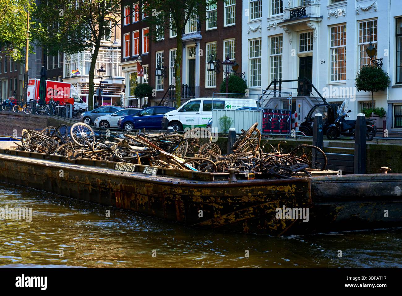 Amsterdam, Paesi Bassi – 18 settembre 2024 biciclette scartate recuperate dai canali di Amsterdam. Una chiatta piena di biciclette recuperate dal fondo. Foto Stock