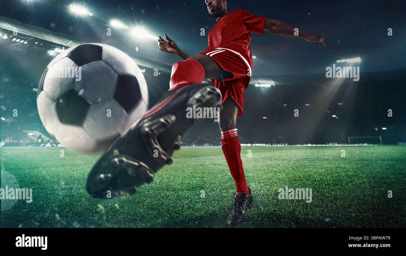 Il giocatore di calcio colpisce la palla sul campo 3D sotto le luci dello stadio in un'azione ravvicinata Foto Stock