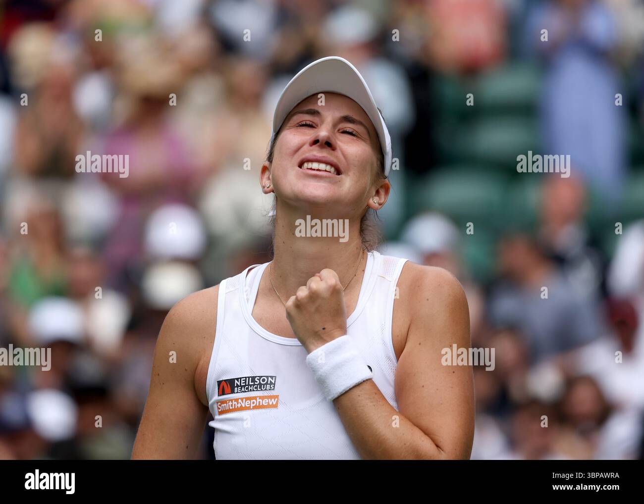 7 luglio 2025; All England Lawn Tennis and Croquet Club, Londra, Inghilterra; Wimbledon Tennis Tournament, 8° giorno; Belinda Bencic (sui) in lacrime dopo aver sconfitto Ekaterina Alexandrova (RUS) in serie consecutive per prenotare un posto nei quarti di finale delle donne e#xa0;crediti: Action Plus Sports Images/Alamy Live News Foto Stock