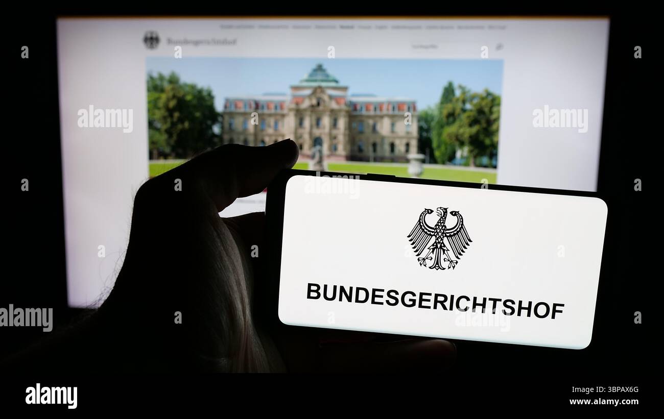 Germania. 11 giugno 2025. In questa immagine, una persona ha un telefono cellulare con il logo del tribunale federale tedesco Bundesgerichtshof (BGH) sullo schermo davanti alla pagina web. (Foto di Timon Schneider/SOPA Images/Sipa USA) *** esclusivamente per notizie editoriali **** credito: SIPA USA/Alamy Live News Foto Stock