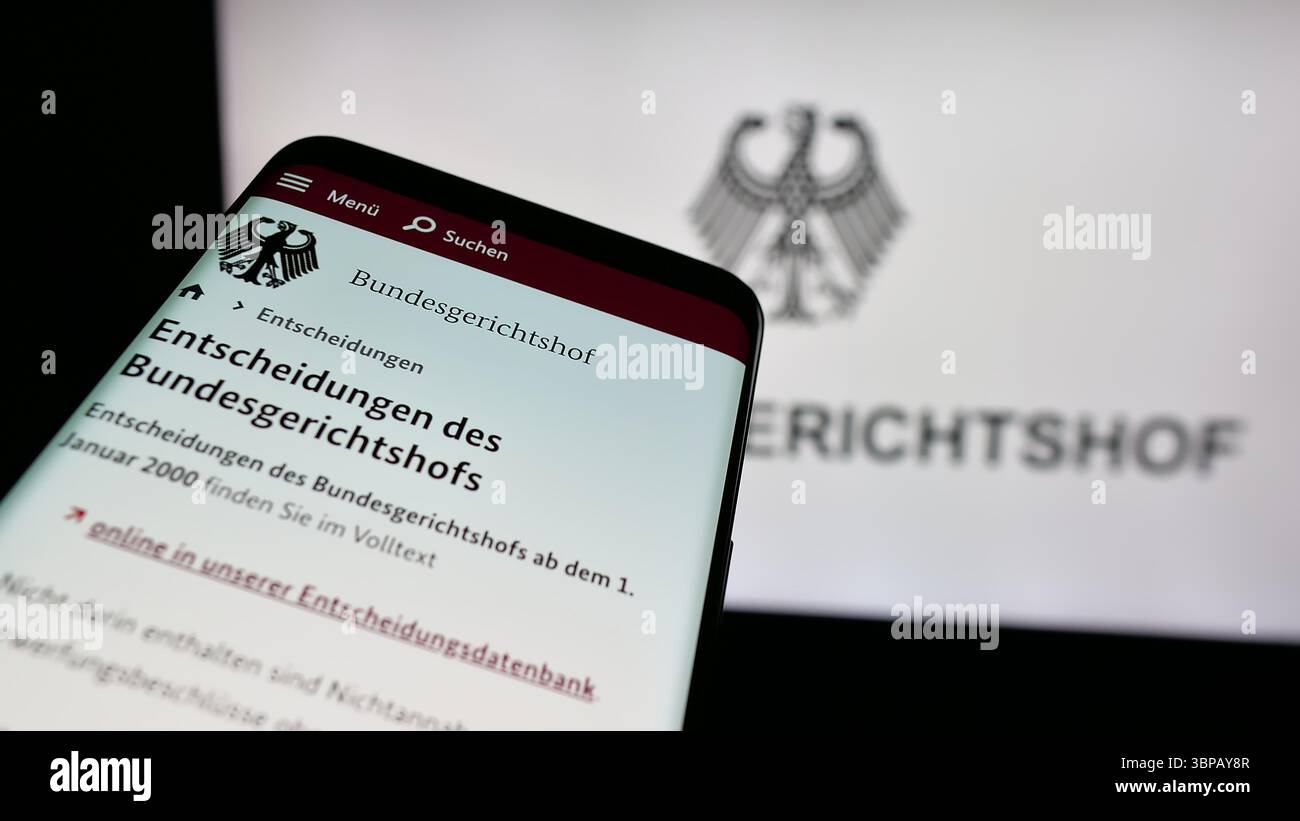 In questa immagine, un telefono cellulare con il sito web del tribunale federale tedesco Bundesgerichtshof (BGH) è visibile sullo schermo davanti al logo. (Foto di Timon Schneider / SOPA Images/Sipa USA) *** esclusivamente per notizie editoriali *** Foto Stock