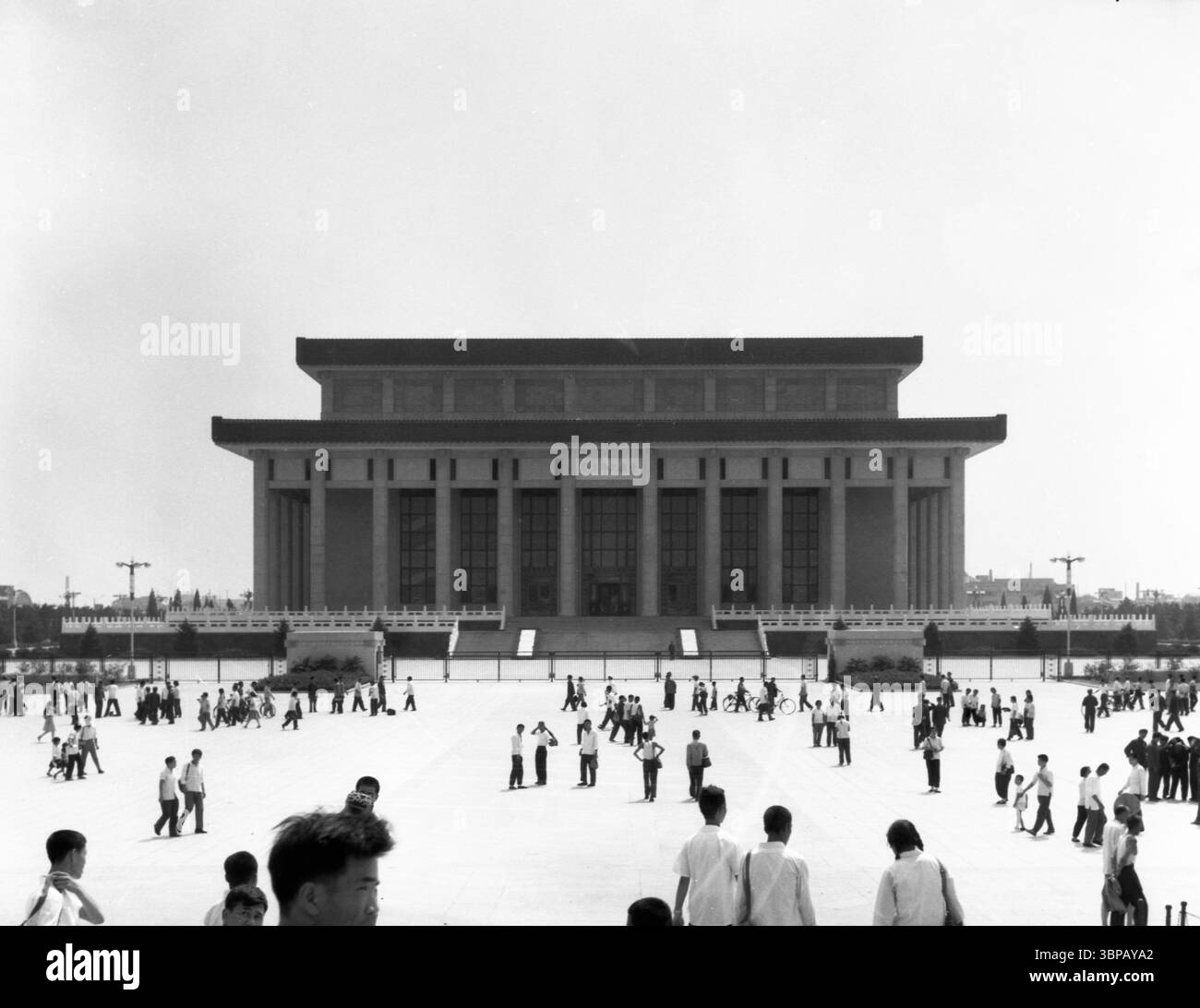 Piazza Tiananmen di Pechino degli anni '1970, sala commemorativa di Mao Zedong con i visitatori - ampia vista in bianco e nero Foto Stock