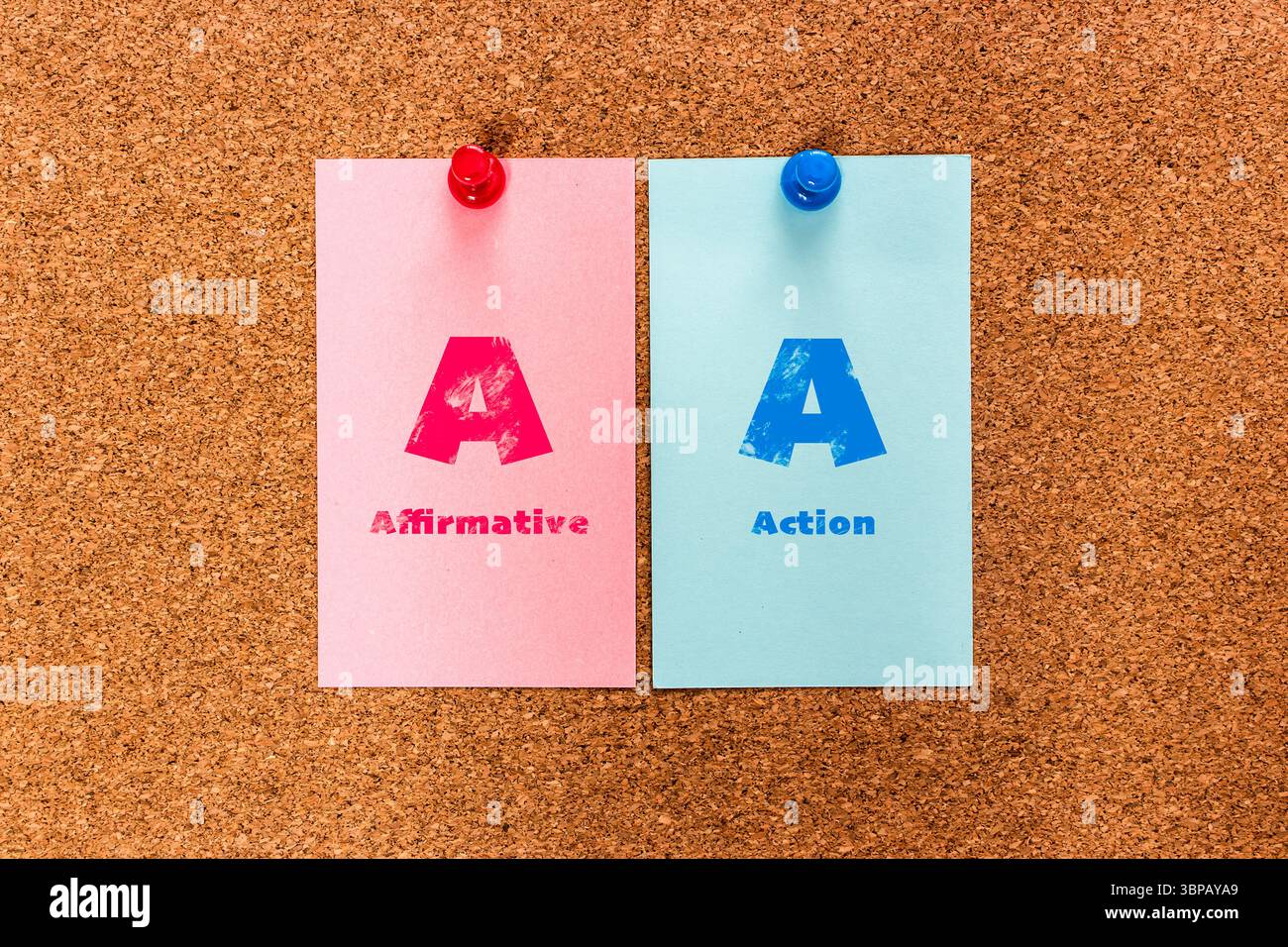 Abbreviazione Conceptual 2 Letter Acronym Adfermative Action on multicolore adesivi attaccati a un bordo di sughero. Foto Stock