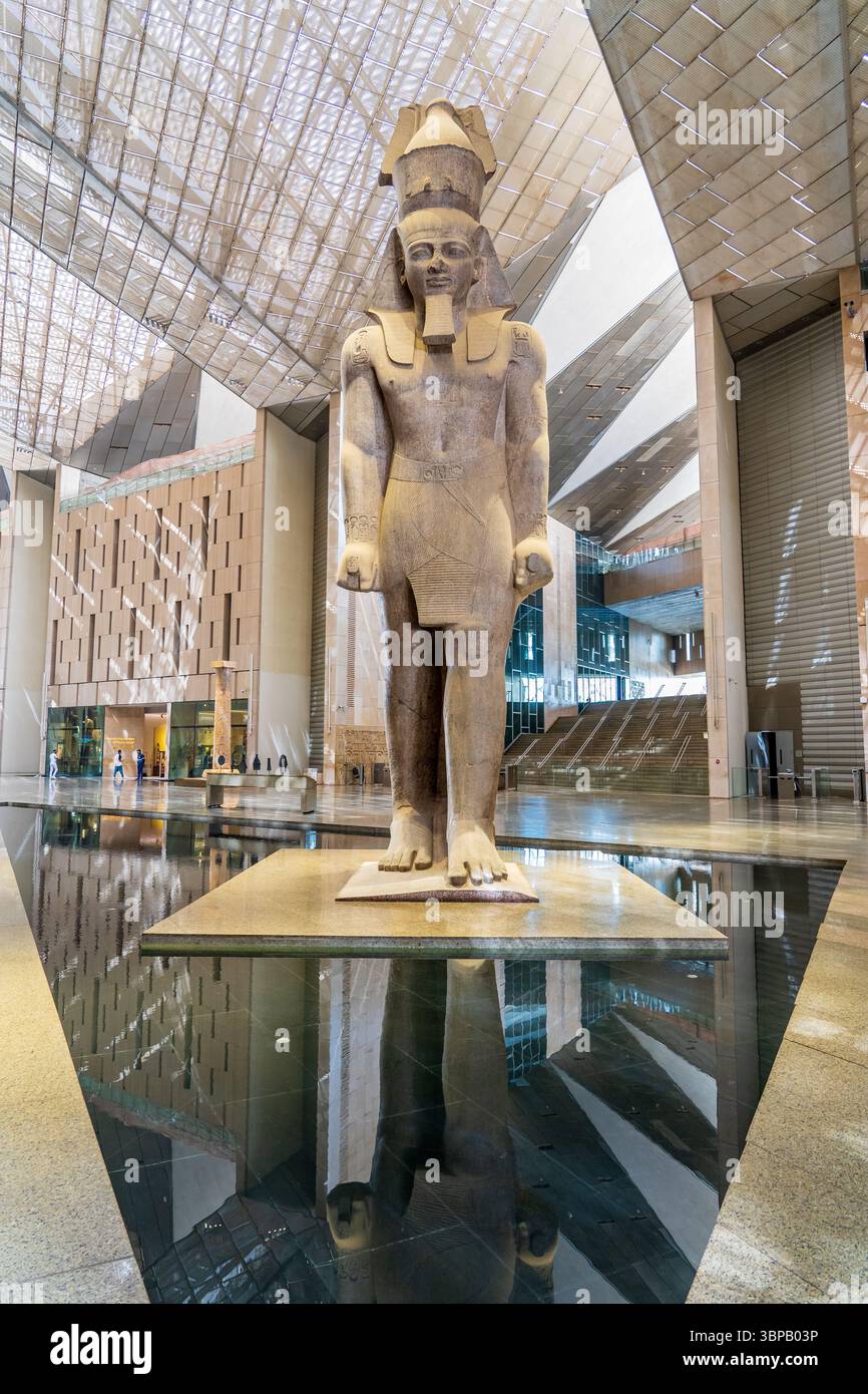 La gigantesca statua di Ramsete II nella sala principale del Grand Egyptian Museum Foto Stock