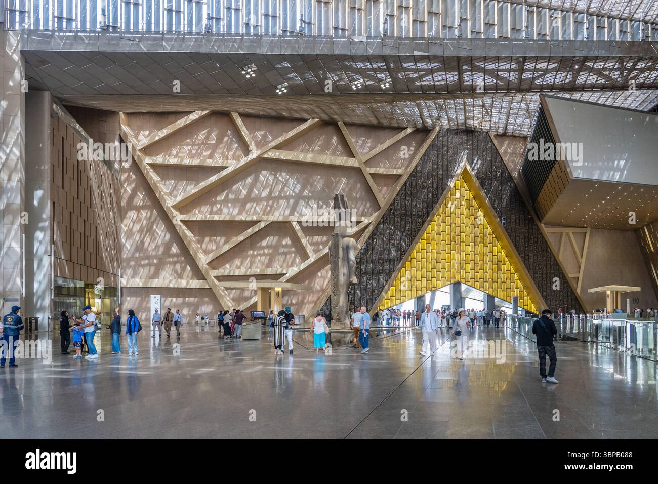La gigantesca statua di Ramsete II nella sala principale del Grand Egyptian Museum Foto Stock