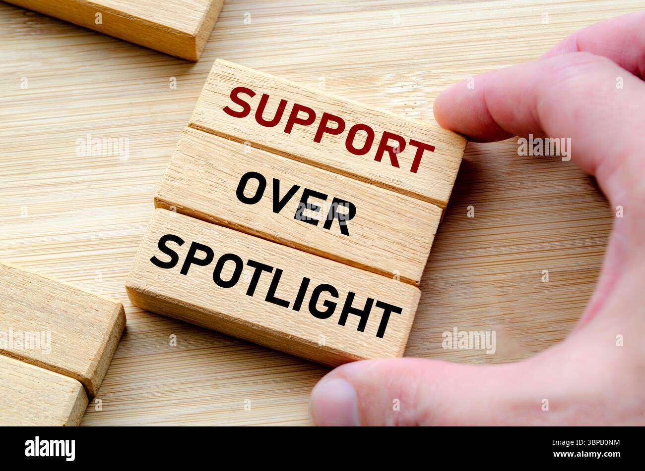 Sostieni la formulazione in primo piano sui cubi, ricordando ai leader di aumentare silenziosamente le prestazioni del loro team piuttosto che cercare elogi. Foto Stock