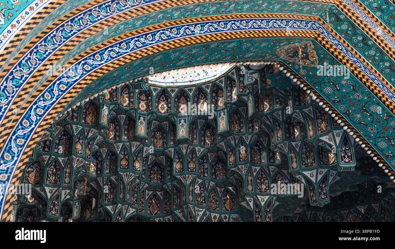 Disegni e motivi geometrici colorati adornano il soffitto del santuario Imam Hussain di Karbala, che mostra un ricco patrimonio artistico. Foto Stock