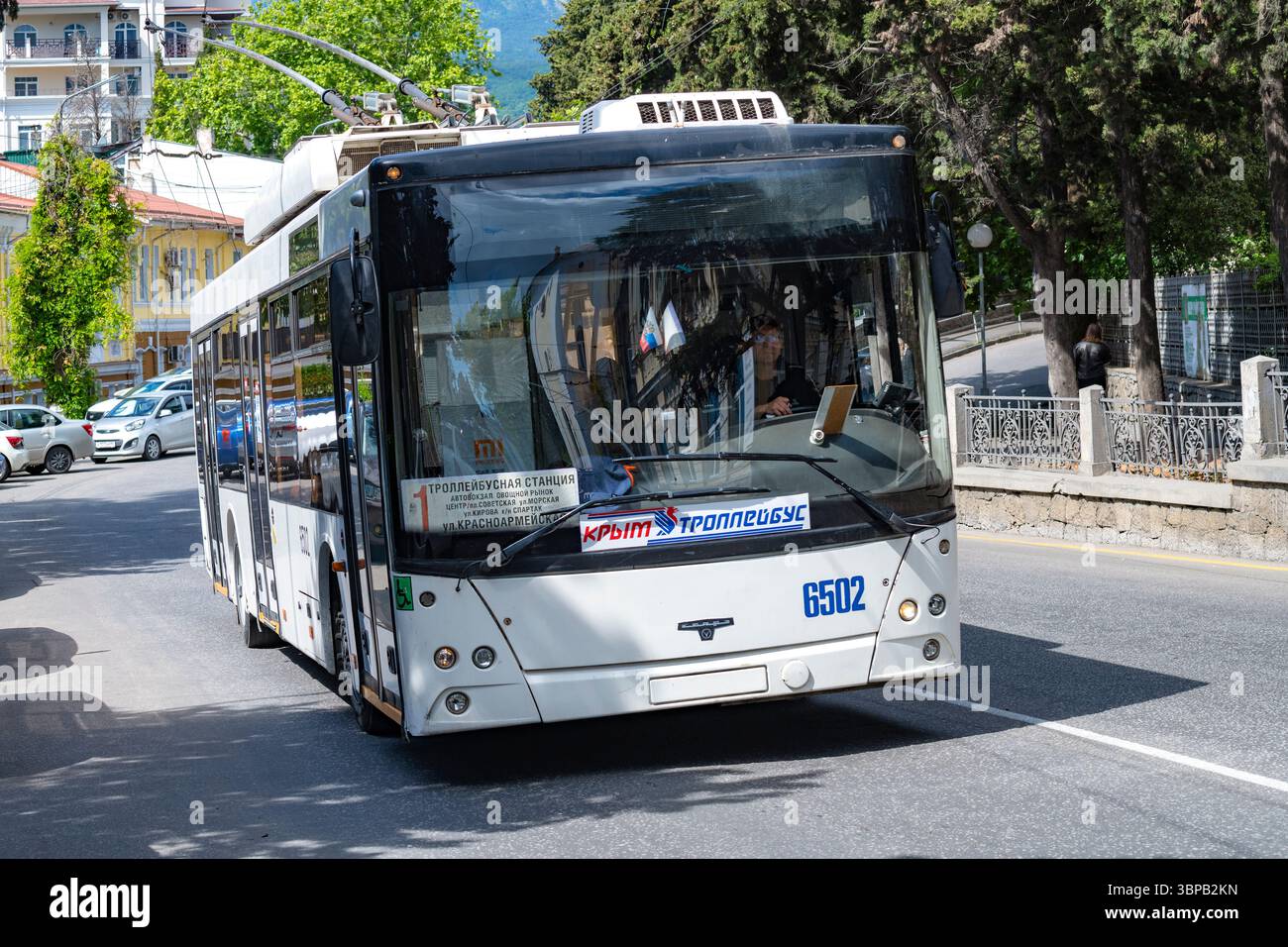 YALTA, CRIMEA - 17 MAGGIO 2024: Filobus della Crimea in un giorno di maggio soleggiato Foto Stock