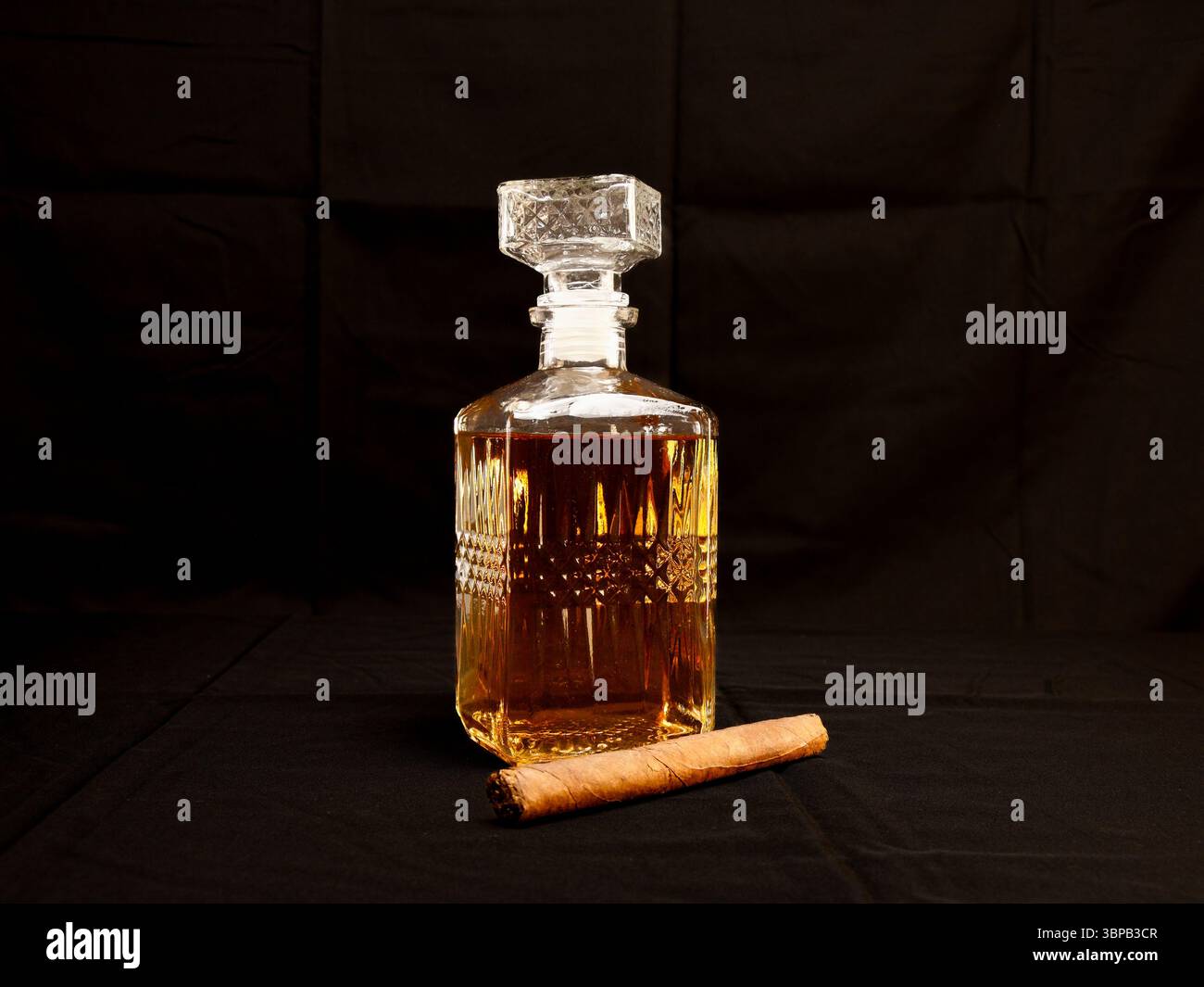 whisky, sigaro, liquore, brandy, alcol, bevanda ambrata, bicchiere di whisky, sfondo scuro, legno rustico, base in legno, stile di vita di lusso, concetto maschile Foto Stock