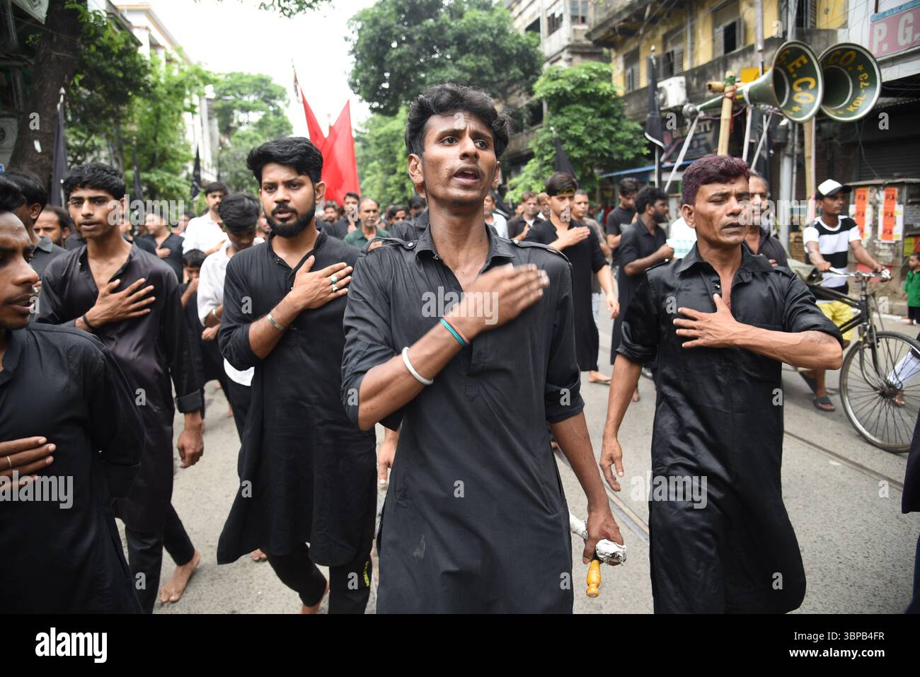 Kolkata, India. 6 luglio 2025. I devoti musulmani partecipano alla processione religiosa durante il mese della festa islamica "Muharram". (Foto di Dipa Chakraborty/Pacific Press) credito: Pacific Press Media Production Corp./Alamy Live News Foto Stock