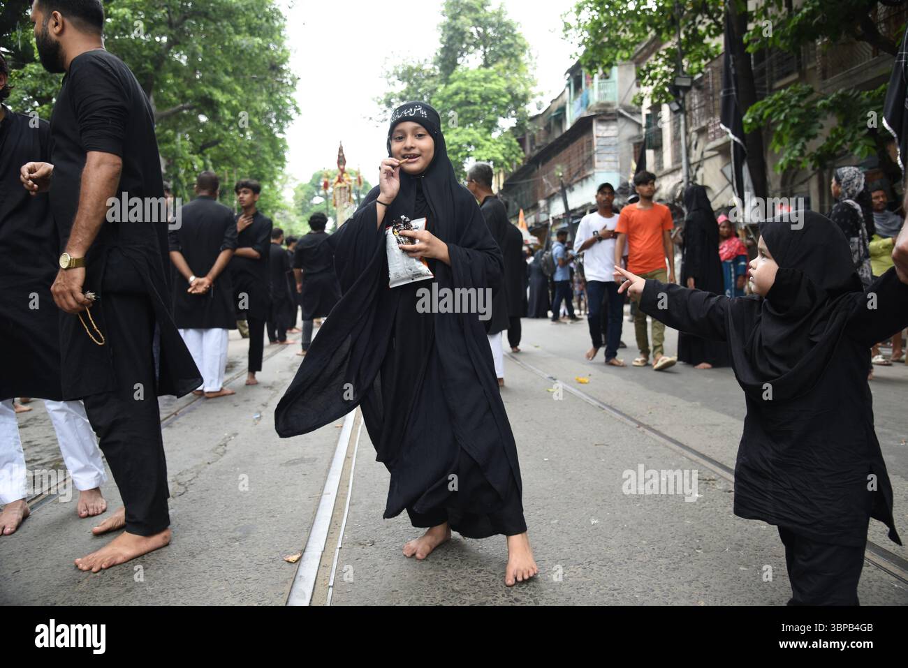 Kolkata, India. 6 luglio 2025. I devoti musulmani partecipano alla processione religiosa durante il mese della festa islamica "Muharram". (Foto di Dipa Chakraborty/Pacific Press) credito: Pacific Press Media Production Corp./Alamy Live News Foto Stock