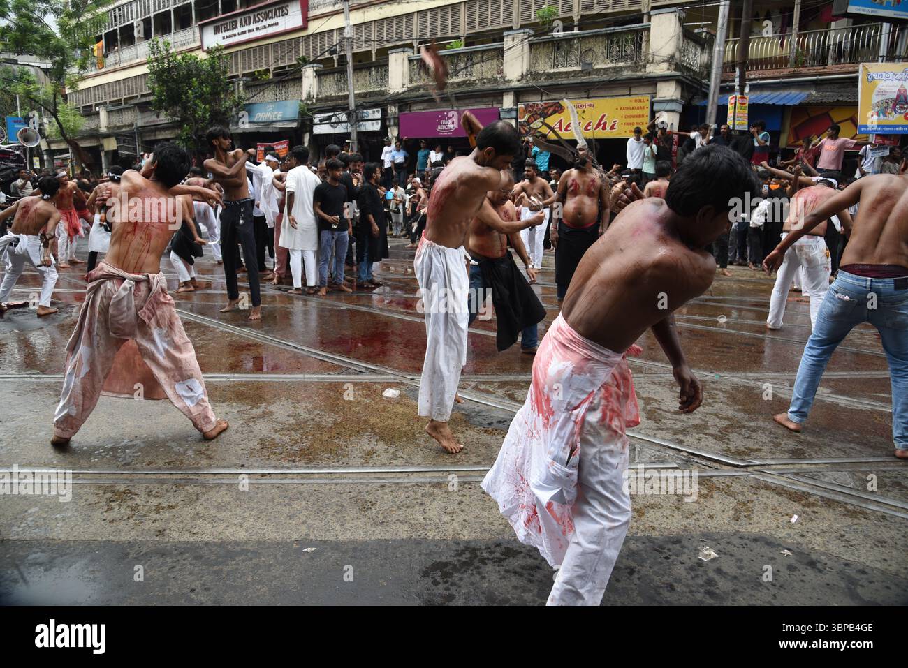 Kolkata, India. 6 luglio 2025. I devoti musulmani partecipano alla processione religiosa durante il mese della festa islamica "Muharram". (Foto di Dipa Chakraborty/Pacific Press) credito: Pacific Press Media Production Corp./Alamy Live News Foto Stock