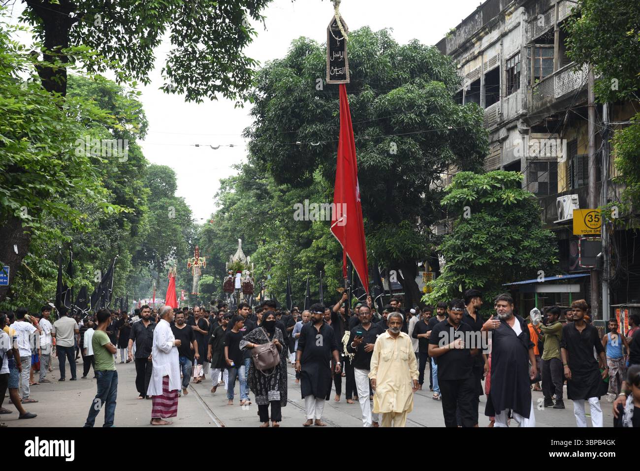 Kolkata, India. 6 luglio 2025. I devoti musulmani partecipano alla processione religiosa durante il mese della festa islamica "Muharram". (Foto di Dipa Chakraborty/Pacific Press) credito: Pacific Press Media Production Corp./Alamy Live News Foto Stock