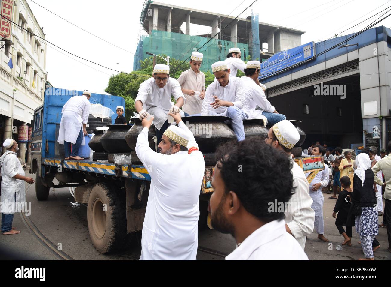 Kolkata, India. 6 luglio 2025. I devoti musulmani partecipano alla processione religiosa durante il mese della festa islamica "Muharram". (Foto di Dipa Chakraborty/Pacific Press) credito: Pacific Press Media Production Corp./Alamy Live News Foto Stock