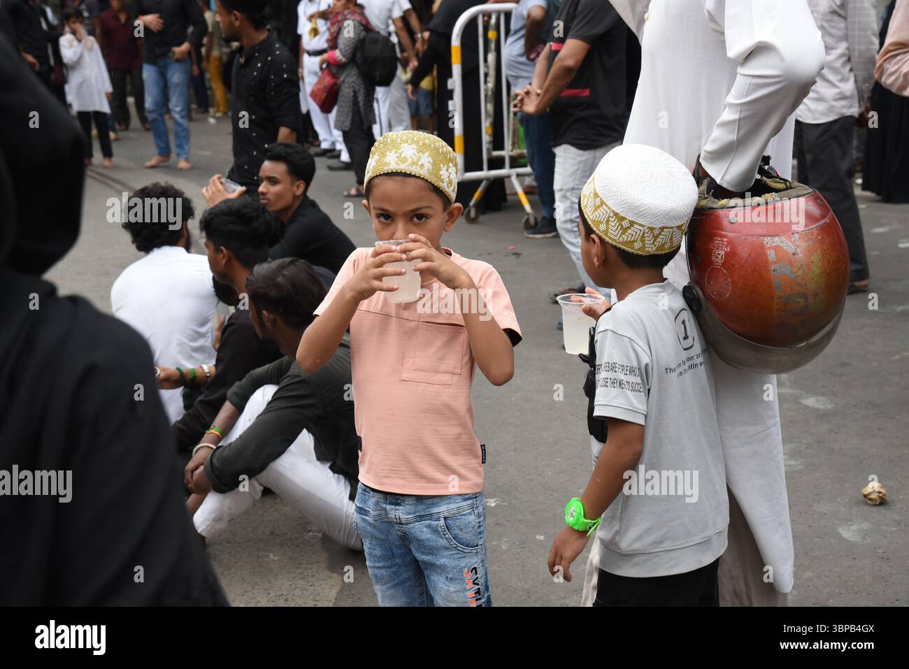 Kolkata, India. 6 luglio 2025. I devoti musulmani partecipano alla processione religiosa durante il mese della festa islamica "Muharram". (Foto di Dipa Chakraborty/Pacific Press) credito: Pacific Press Media Production Corp./Alamy Live News Foto Stock