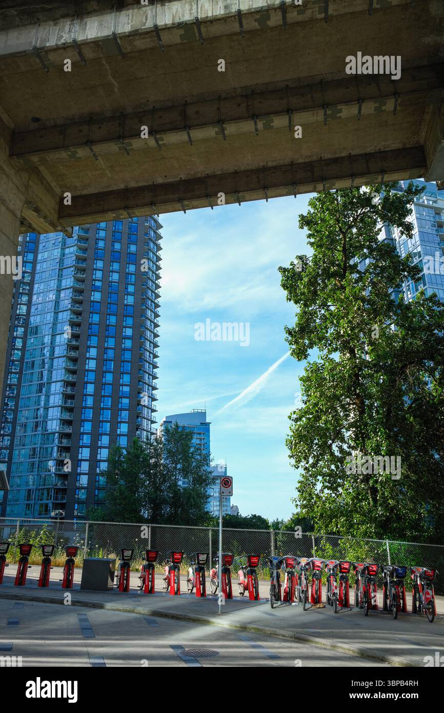 Una fila di biciclette locali sotto il Granville Bridge di Vancouver, British Columbia. Foto Stock