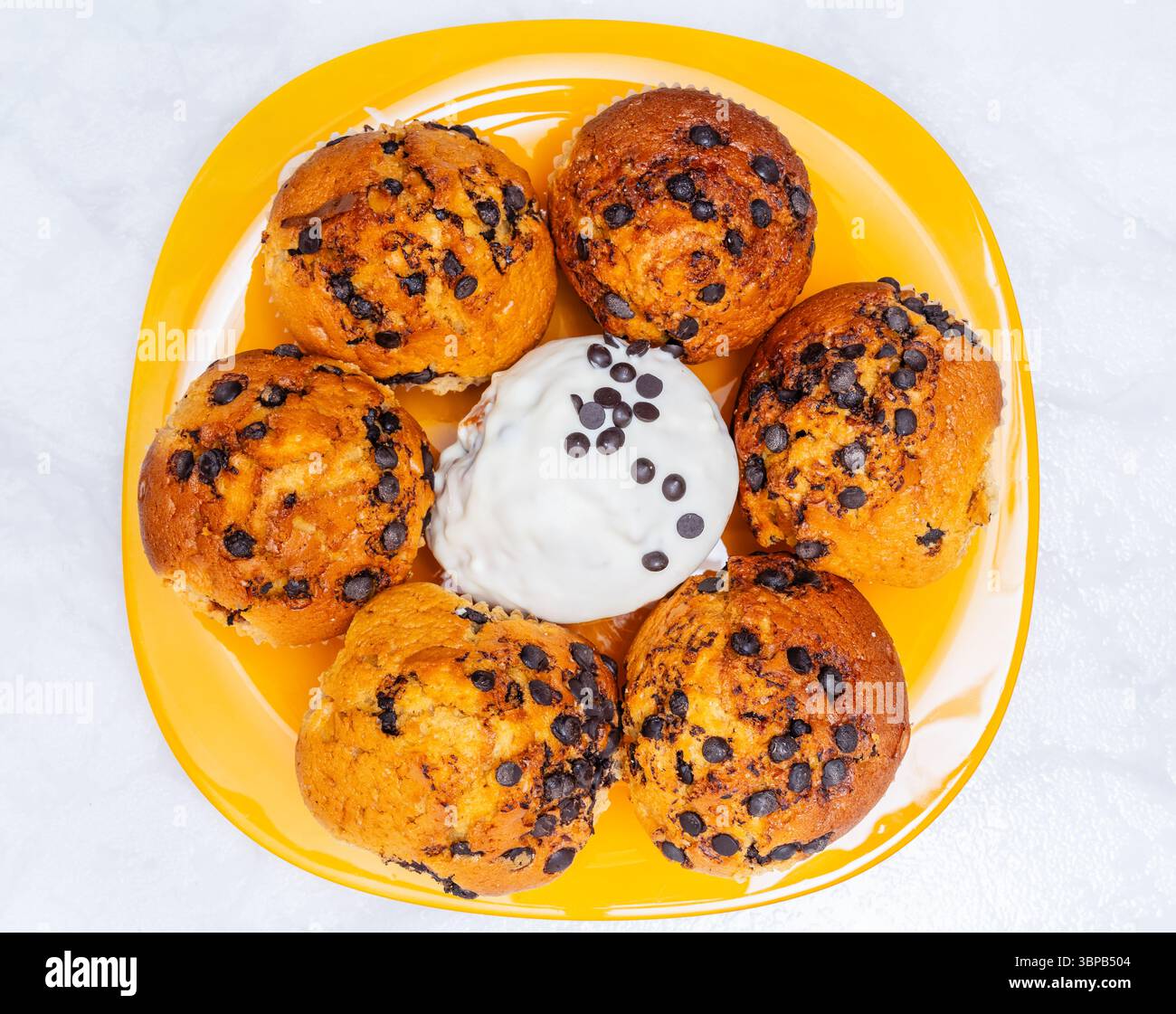primo piano di una pila di magdalenas, i tipici muffin spagnoli, alcuni dei quali ricoperti di cioccolato bianco Foto Stock