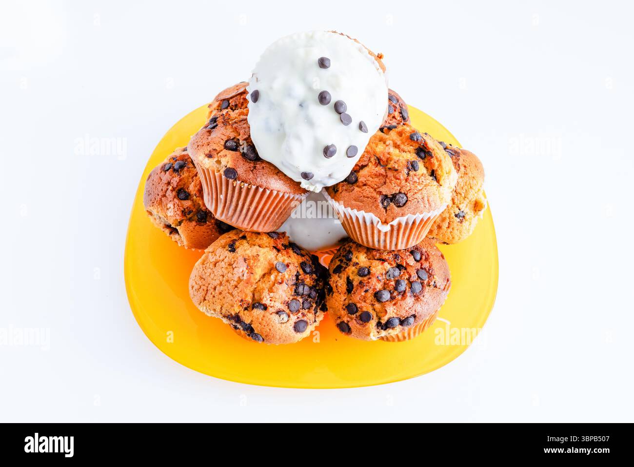 primo piano di una pila di magdalenas, i tipici muffin spagnoli, alcuni dei quali ricoperti di cioccolato bianco Foto Stock