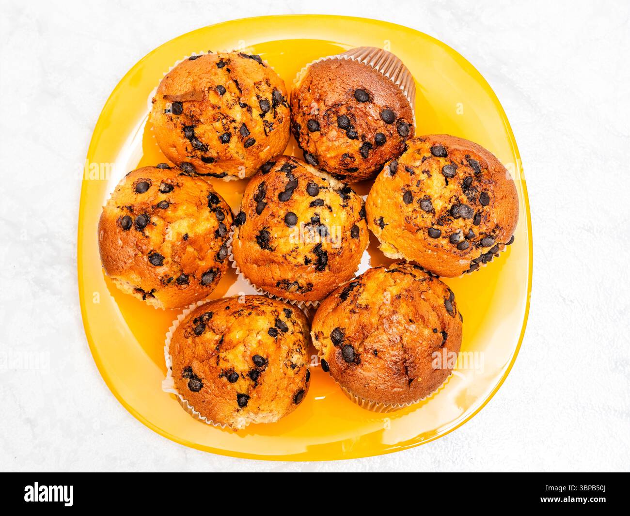 primo piano di una pila di magdalenas, i tipici muffin spagnoli, alcuni dei quali ricoperti di cioccolato bianco Foto Stock
