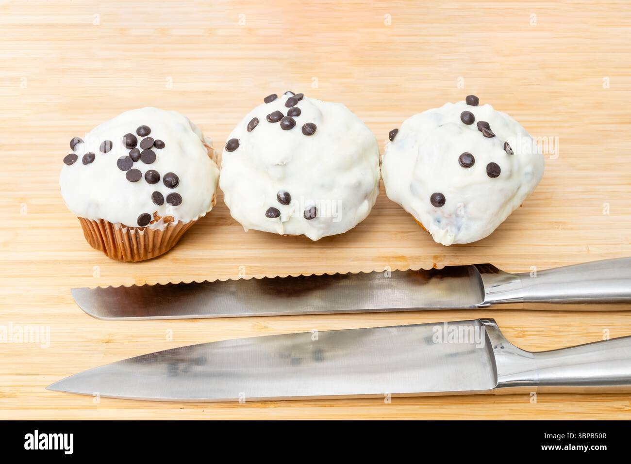 primo piano di una pila di magdalenas, i tipici muffin spagnoli, alcuni dei quali ricoperti di cioccolato bianco Foto Stock