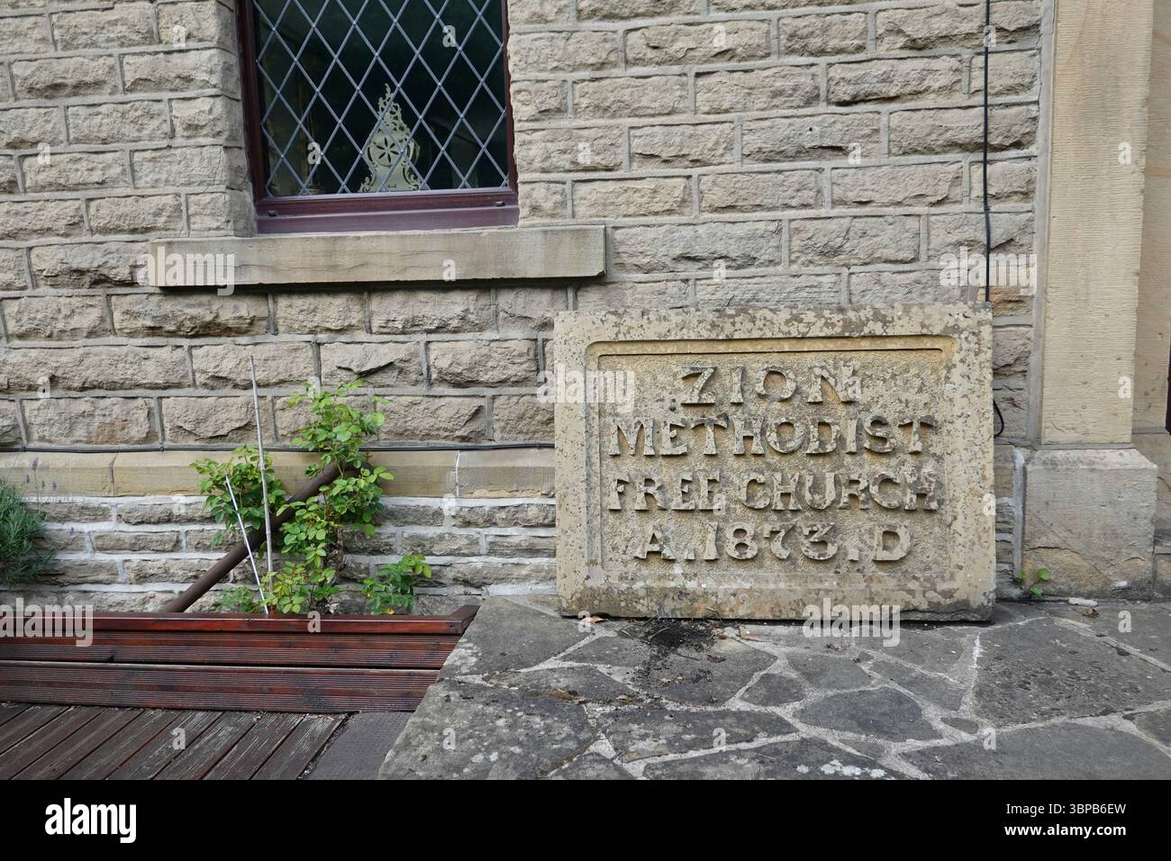 Graving mostra il sito della vecchia chiesa, New Mills, Derbyshire Foto Stock