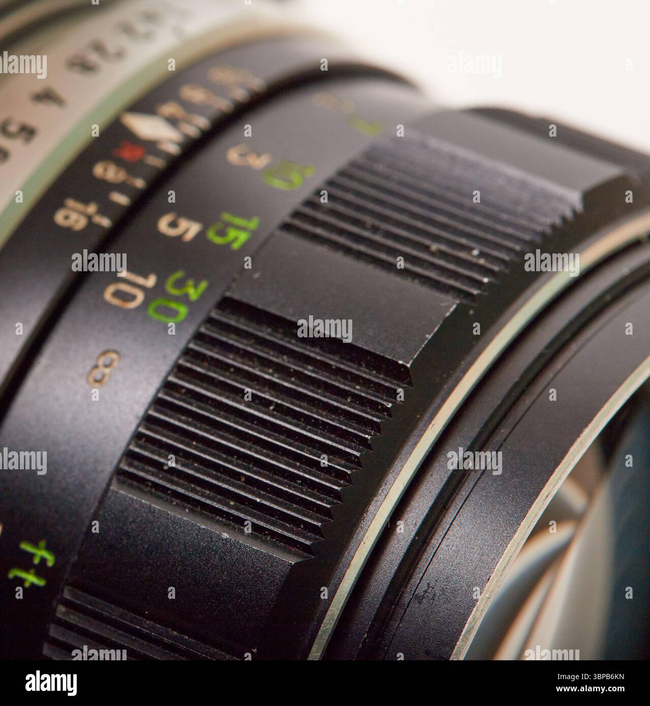 Fotografia macro, di una vecchia fotocamera reflex manuale da 35 mm con un obiettivo F/1,4 da 58 mm Foto Stock