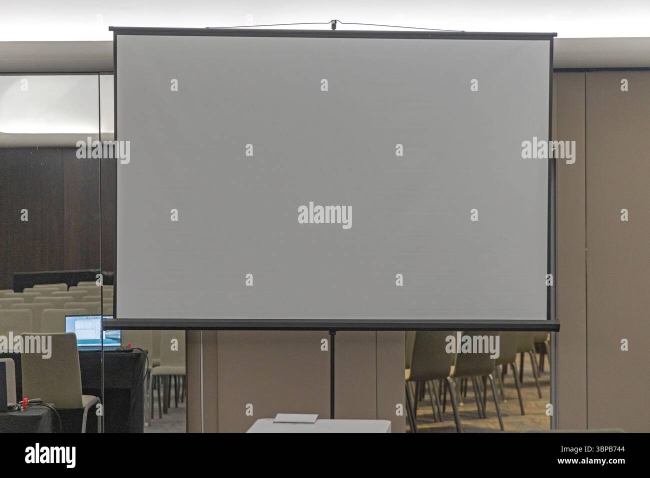 Aprire lo schermo vuoto del proiettore multimediale nella sala conferenze Foto Stock