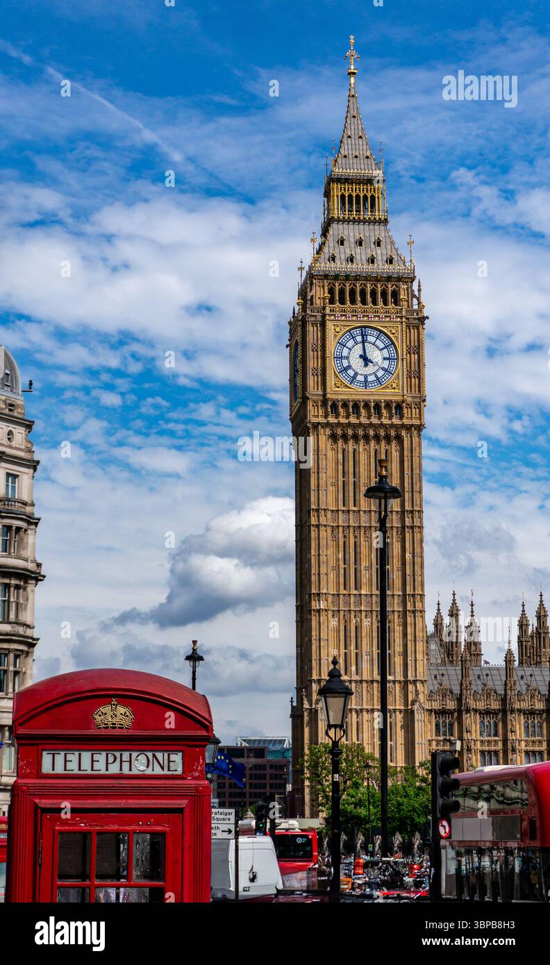 Grande città di londra con cabina telefonica rossa in Inghilterra verticale Foto Stock