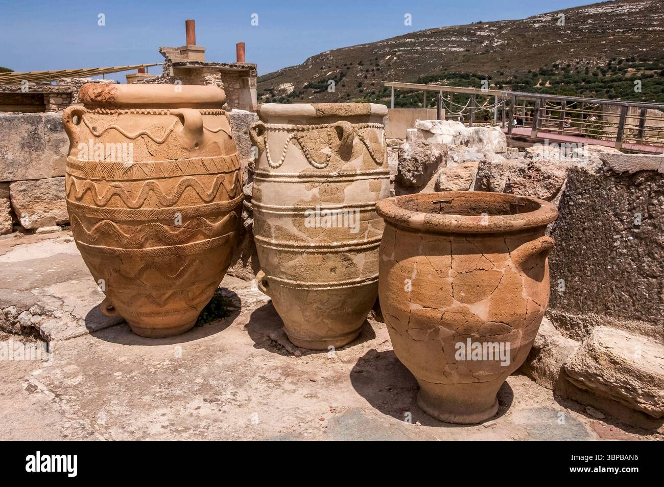 L'immagine è di antiche pentole di argilla in ceramica presso le rovine e di ciò che rimane della civiltà minoica dell'età del bronzo e dei terreni del Palazzo e della città di Cnosso, alla periferia di Heraklion 1300-1100 a.C. Foto Stock