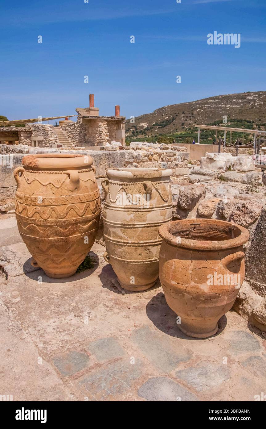 L'immagine è di antiche pentole di argilla in ceramica presso le rovine e di ciò che rimane della civiltà minoica dell'età del bronzo e dei terreni del Palazzo e della città di Cnosso, alla periferia di Heraklion 1300-1100 a.C. Foto Stock