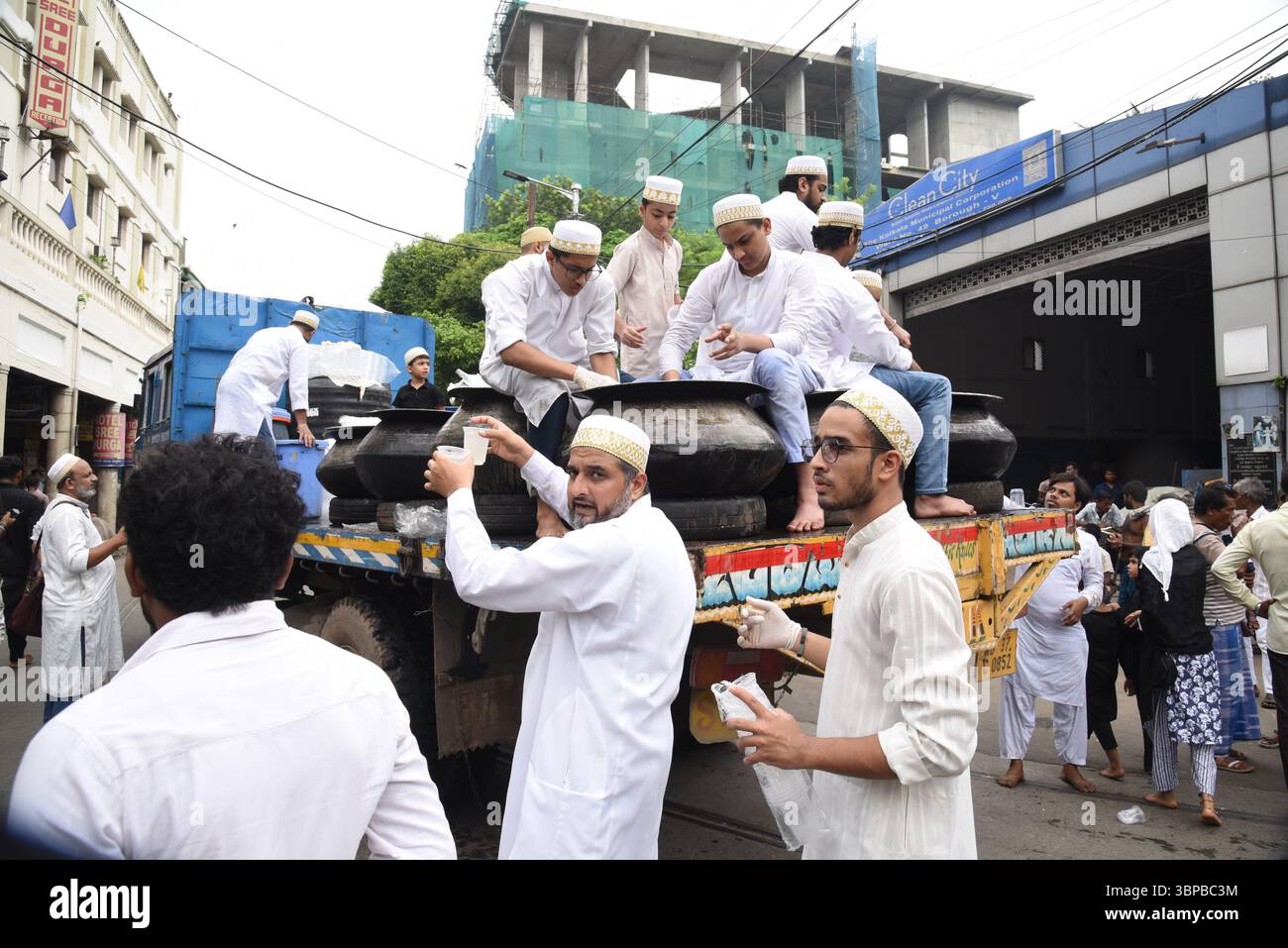 Kolkata, Bengala Occidentale, India. 6 luglio 2025. I devoti musulmani partecipano alla processione religiosa durante il mese del festival islamico "Muharram" (immagine di credito: © Debajyoti Chakraborty/Pacific Press via ZUMA Press Wire) SOLO USO EDITORIALE! Non per USO commerciale! Foto Stock