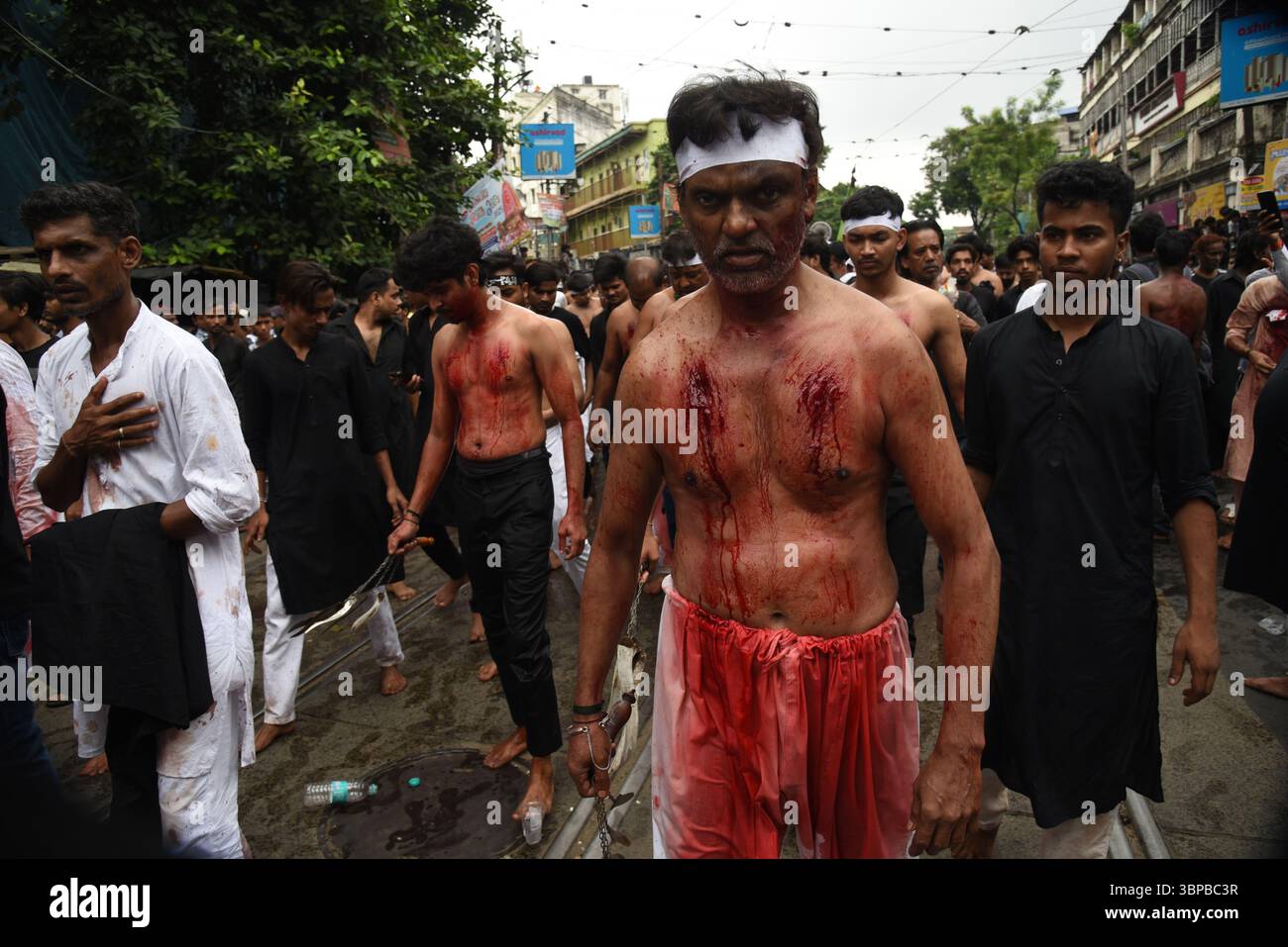 Kolkata, Bengala Occidentale, India. 6 luglio 2025. I devoti musulmani partecipano alla processione religiosa durante il mese del festival islamico "Muharram" (immagine di credito: © Debajyoti Chakraborty/Pacific Press via ZUMA Press Wire) SOLO USO EDITORIALE! Non per USO commerciale! Foto Stock