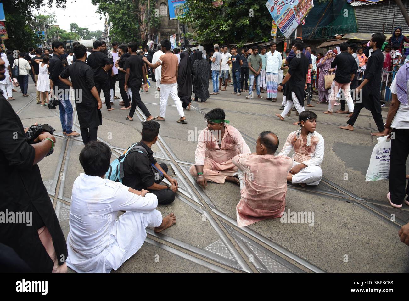 Kolkata, Bengala Occidentale, India. 6 luglio 2025. I devoti musulmani partecipano alla processione religiosa durante il mese del festival islamico "Muharram" (immagine di credito: © Debajyoti Chakraborty/Pacific Press via ZUMA Press Wire) SOLO USO EDITORIALE! Non per USO commerciale! Foto Stock