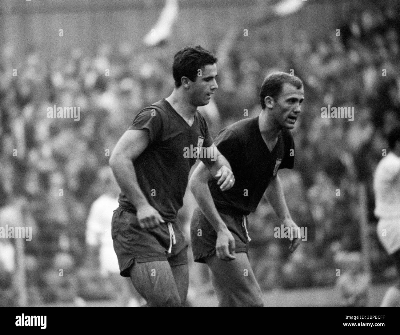 Anni sessanta, sport, calcio, Bundesliga, 1966/1967, FC Bayern Muenchen vs. Borussia Moenchengladbach 4-3, 17.09.1966, Stadio in via Gruenwalder a Monaco, marcatore Gerd Mueller (FCB) a sinistra e Peter Kupferschmidt (FCB) si rallegrano per il gol vincente del 4-3 Foto Stock