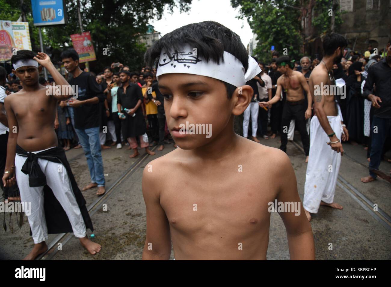 Kolkata, Bengala Occidentale, India. 6 luglio 2025. I devoti musulmani partecipano alla processione religiosa durante il mese del festival islamico "Muharram" (immagine di credito: © Debajyoti Chakraborty/Pacific Press via ZUMA Press Wire) SOLO USO EDITORIALE! Non per USO commerciale! Foto Stock