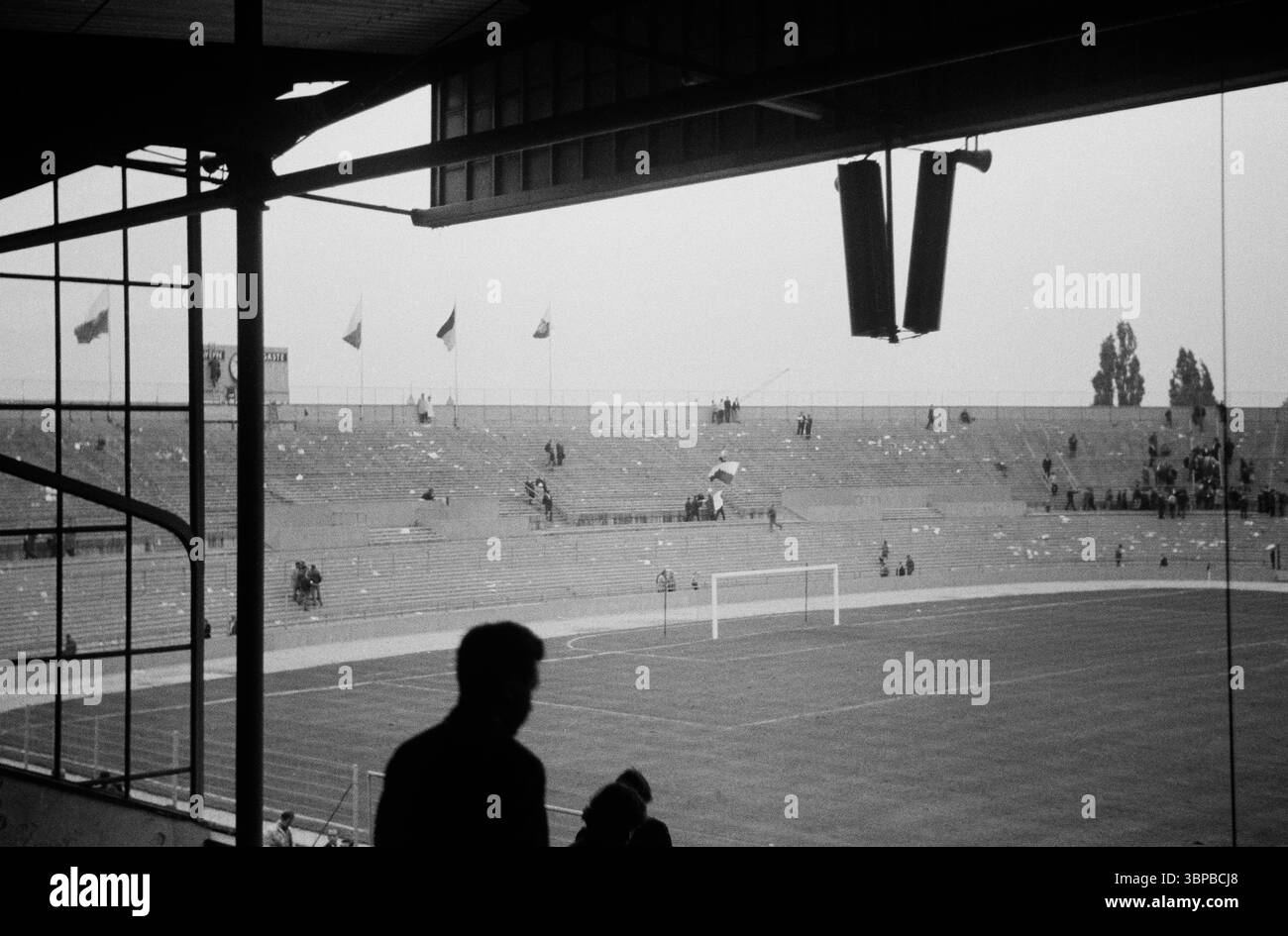 Anni sessanta, sport, calcio, Bundesliga, 1966/1967, FC Bayern Muenchen vs. Borussia Moenchengladbach 4-3, 17.09.1966, Stadio in via Gruenwalder a Monaco, fine partita, vista dalla tribuna verso le tribune Westkurve, pochissimi spettatori, stadio quasi vuoto Foto Stock