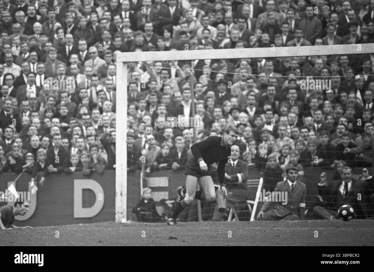Anni sessanta, sport, calcio, Bundesliga, 1966/1967, rot-Weiss Essen vs. FC Bayern Monaco 3-1, 24.09.1966, Stadio Hafenstrasse di Essen, scena della partita, possibilità di gol per Essen, Franz Beckenbauer (FCB), portiere destro Sepp Maier (FCB) Foto Stock